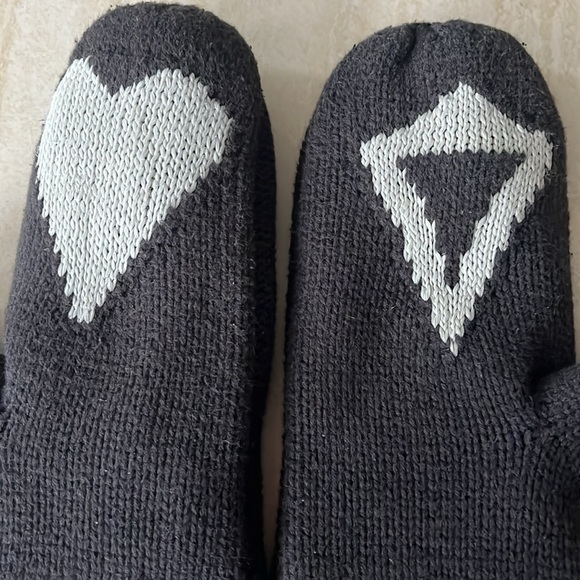 Ivivva “Naturally Nice” Mittens Med/Large (Women’s Small) - Picture 5 of 6